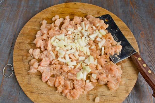 Добавляем к мясу лук Добавляем к мясу лук