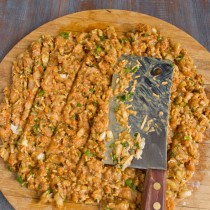 Рубим массу секачем Рубим массу секачем