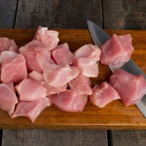 Нарезаем свинину кубиками Нарезаем свинину кубиками