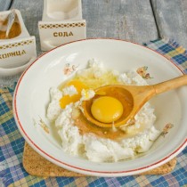 Добавляем сырые яйца Добавляем сырые яйца