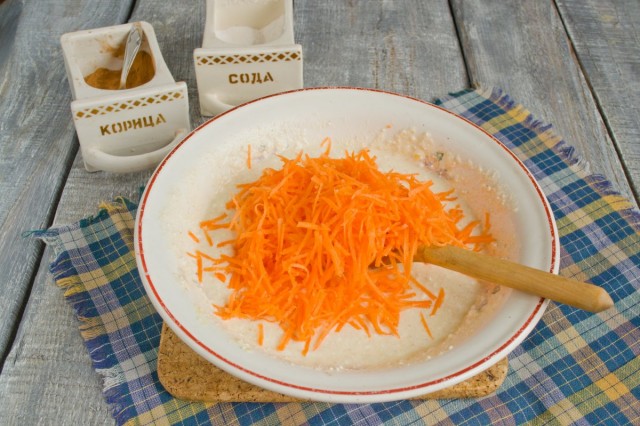 Морковь чистим и трем на мелкой терке