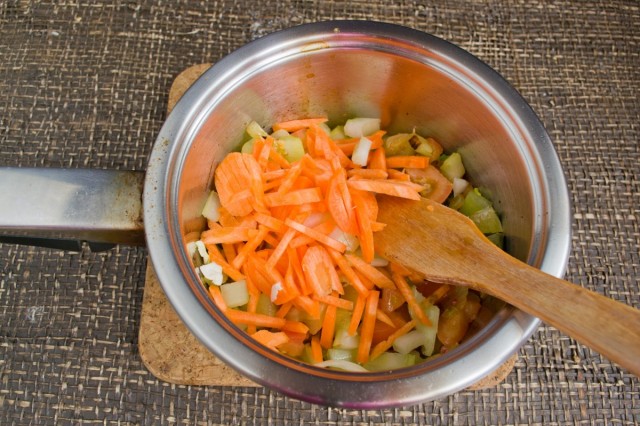 Шинкуем морковь и добавляем в кастрюлю