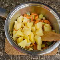 Добавляем картошку, порезанную кубиками Добавляем картошку, порезанную кубиками