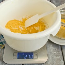 Насыпаем в чашу кукурузный крахмал и апельсиновый порошок Насыпаем в чашу кукурузный крахмал и апельсиновый порошок