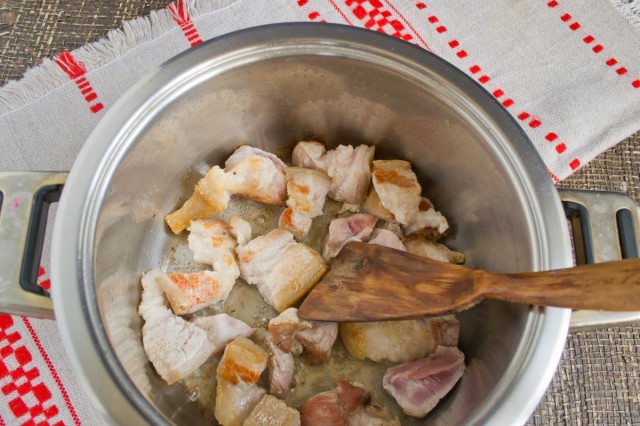 Обжариваем в кастрюле кусочки свинины Обжариваем в кастрюле кусочки свинины