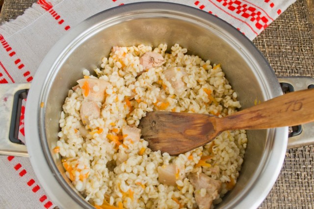 Варим перловку с мясом на маленьком огне 45 минут Варим перловку с мясом на маленьком огне 45 минут