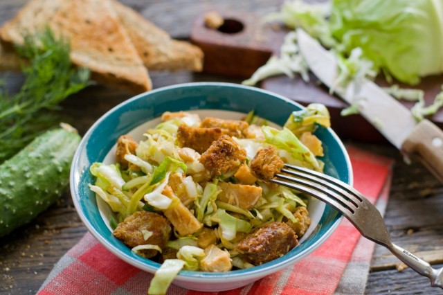 Салат с молодой капустой, ветчиной и сухариками