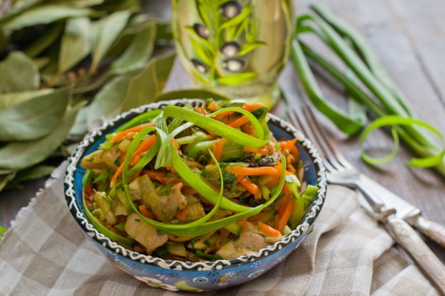 Салат с жареными грибами и курицей