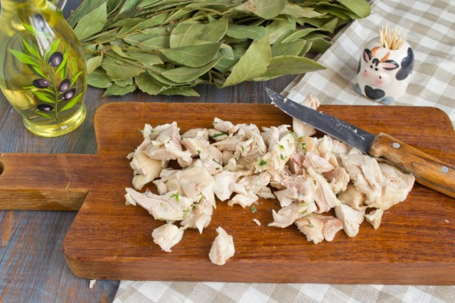 Нарезаем варёную курицу кубиками Нарезаем варёную курицу кубиками