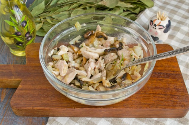 Смешиваем курицу с луком и грибами Смешиваем курицу с луком и грибами