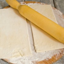 Размораживаем тесто и разрезаем его прямоугольники пополам