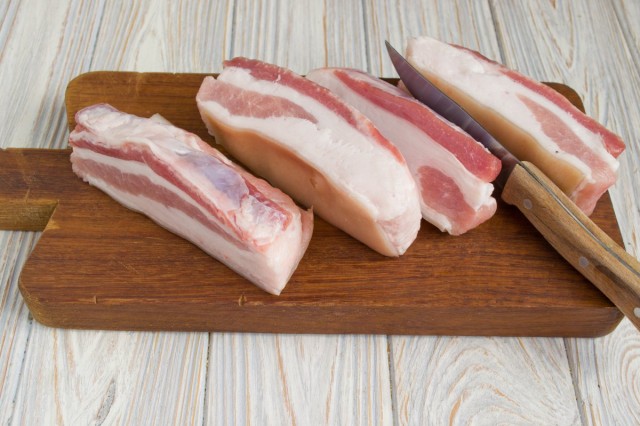 Обсушенный кусок мяса нарезаем толстыми длинными брусками Обсушенный кусок мяса нарезаем толстыми длинными брусками