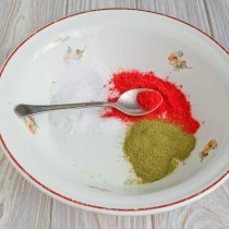 Добавляем сухую приправу для мяса Добавляем сухую приправу для мяса