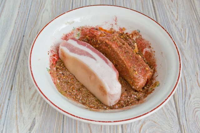 Обваливаем куски мяса со всех сторон в специях Обваливаем куски мяса со всех сторон в специях
