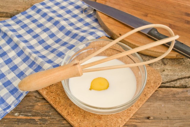 Смешиваем сливки с куриными яйцами венчиком