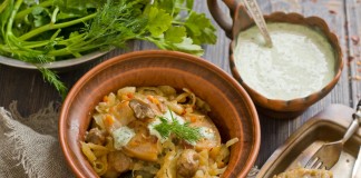 Свиная грудинка с тушеной капустой и грибами
