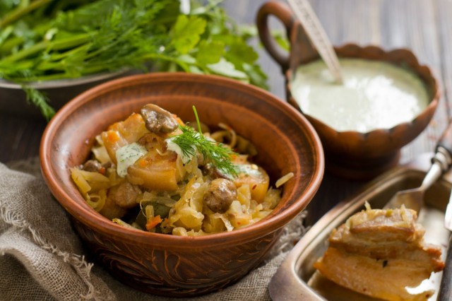 Свиная грудинка с тушеной капустой и грибами Свиная грудинка с тушеной капустой и грибами