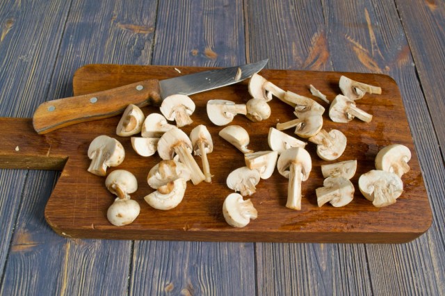 Режем грибы на 2-4 части