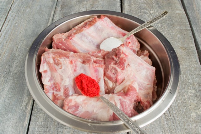 Натираем мясо солью и паприкой Натираем мясо солью и паприкой