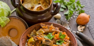 Свиные рёбрышки в горшочке с тыквой и шампиньонами