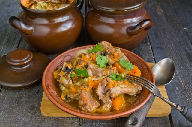 Свиные рёбрышки в горшочке с тыквой и шампиньонами готовы! Свиные рёбрышки в горшочке с тыквой и шампиньонами готовы!