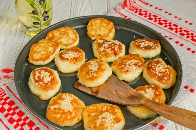 Выпекаем сырники, переворачивая Выпекаем сырники, переворачивая