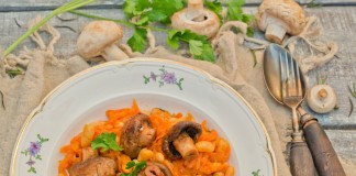 Тушеная фасоль с грибами
