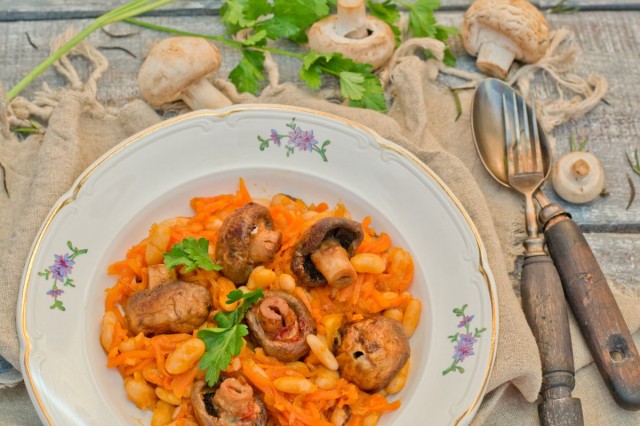 Тушеная фасоль с грибами