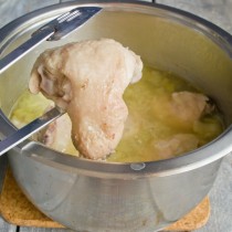 Достаем курицу с бульона Достаем курицу с бульона