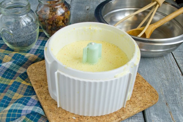 Добавляем кефир и куриные яйца, взбиваем Добавляем кефир и куриные яйца, взбиваем