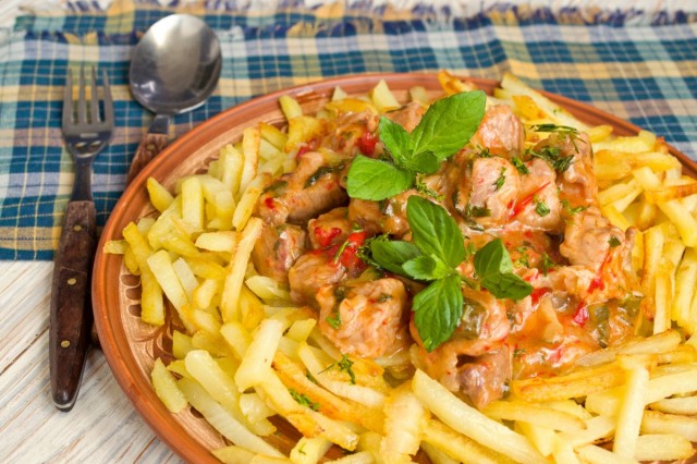 Азу по-татарски с солёными огурцами и картофелем Азу по-татарски с солёными огурцами и картофелем
