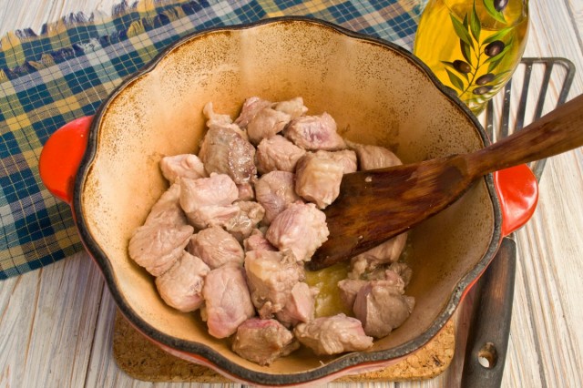 Обжариваем мясо в масле Обжариваем мясо в масле