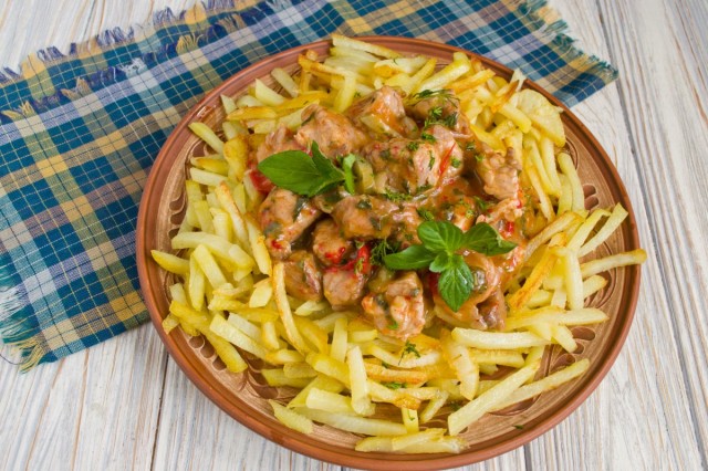 Азу по-татарски с солёными огурцами и картошкой готово Азу по-татарски с солёными огурцами и картошкой готово