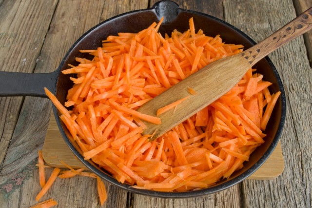 Тушим морковь до мягкости