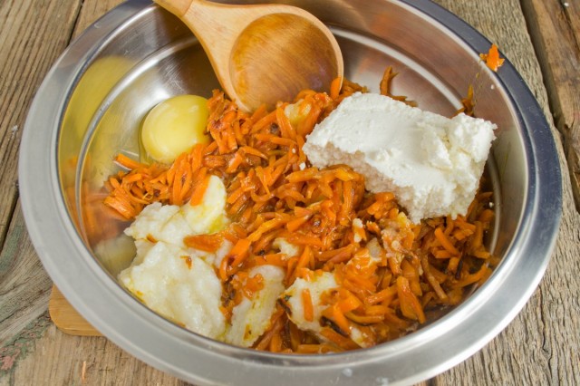 Смешиваем манку, морковь, творог и яйцо Смешиваем манку, морковь, творог и яйцо