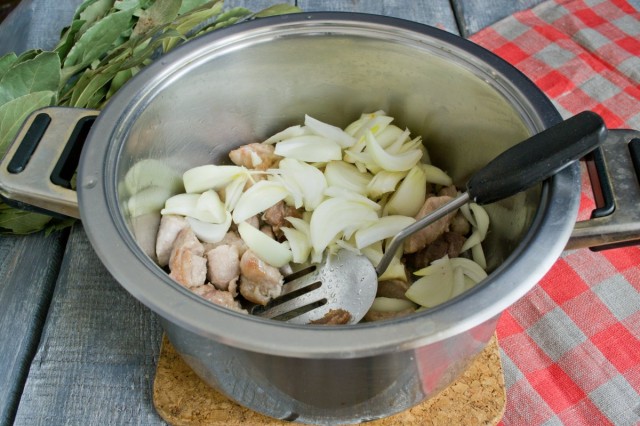 Обжариваем лук вместе с мясом Обжариваем лук вместе с мясом