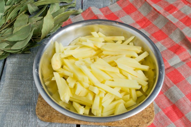 Пока варится мясо, нарезаем картофель Пока варится мясо, нарезаем картофель