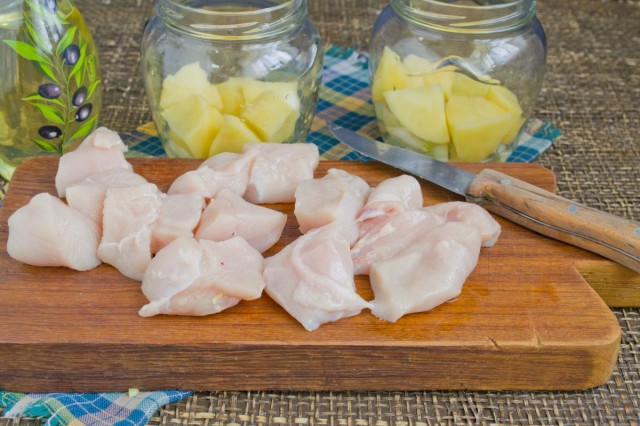 Добавляем курицу к картофелю Добавляем курицу к картофелю