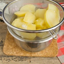 Готовый картофель откидываем на сито Готовый картофель откидываем на сито