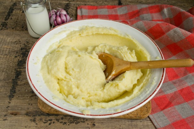 Взбиваем картофельную массу ложкой Взбиваем картофельную массу ложкой