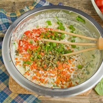 Добавляем приправы и солим по вкусу Добавляем приправы и солим по вкусу