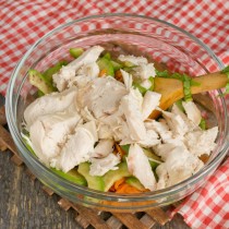 Нарезаем крупными ломтиками варёное куриное филе Нарезаем крупными ломтиками варёное куриное филе