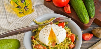 Салат с авокадо, помидорами и огурцами