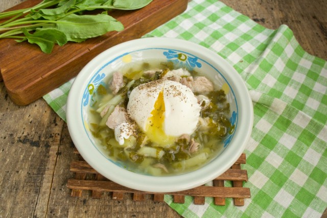 Щавелевый суп с мясом и яйцом готов!