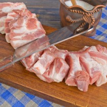 Мясо нарезаем порционными кусками Мясо нарезаем порционными кусками