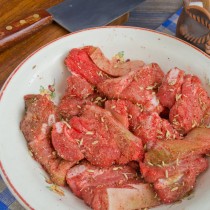 Заправляем мясо специями Заправляем мясо специями