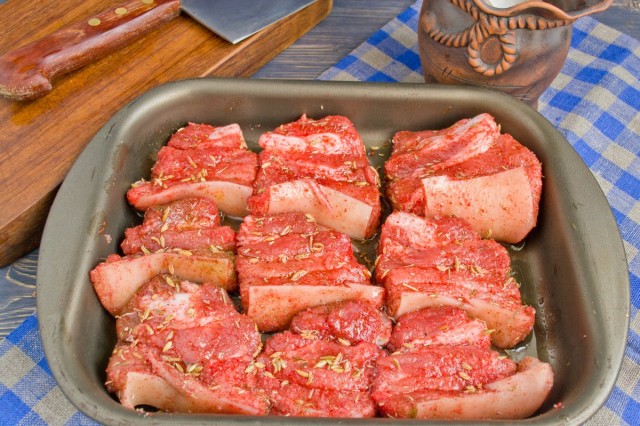 Выкладываем мясо на форму в один слой