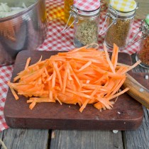 Нарезаем тонкими полосками морковь