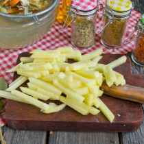 Картофель нарезаем брусочками Картофель нарезаем брусочками
