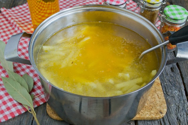 Заливаем бульоном, солим и перчим Заливаем бульоном, солим и перчим